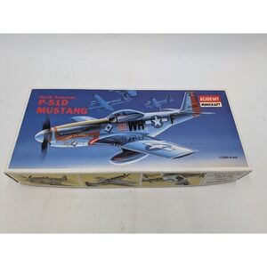 Academy Minicraft P-51D Mustang 1/72 Scale Model Kit 2132 North American WWII